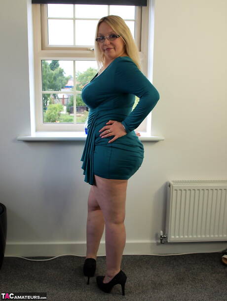 TAC Amateurs are pleased to offer you a free pictures featuring Sindy Bust xxx gallery 268825